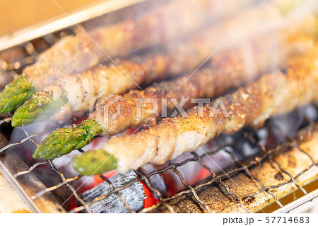 アスパラ豚バラ巻の炭火焼き（炭焼き・網焼き・七輪・バーベキュー・BBQ・bbq・焼肉・キャンプ 57714683