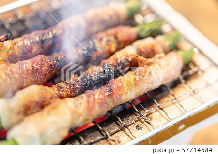 アスパラ豚バラ巻の炭火焼き（炭焼き・網焼き・七輪・バーベキュー・BBQ・bbq・焼肉・キャンプ 57714684