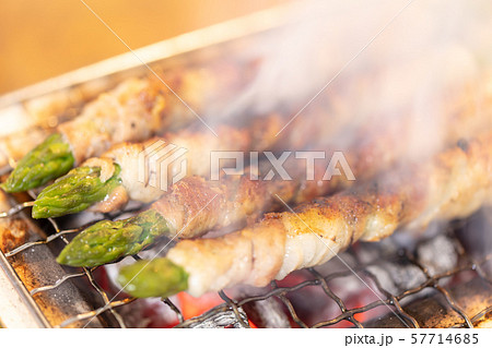 アスパラ豚バラ巻の炭火焼き（炭焼き・網焼き・七輪・バーベキュー・BBQ・bbq・焼肉・キャンプ 57714685