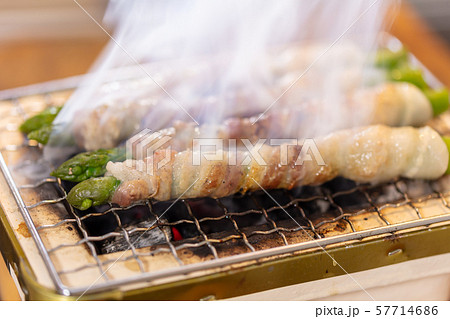 アスパラ豚バラ巻の炭火焼き（炭焼き・網焼き・七輪・バーベキュー・BBQ・bbq・焼肉・キャンプ 57714686