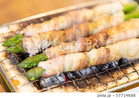 アスパラ豚バラ巻の炭火焼き（炭焼き・網焼き・七輪・バーベキュー・BBQ・bbq・焼肉・キャンプ 57714688