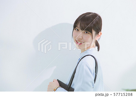 振り向く女性 57715208
