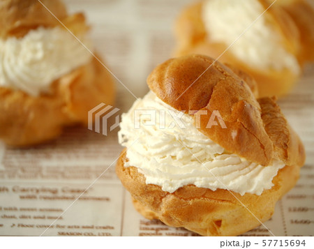 シュークリーム　英字背景　（横位置） 57715694