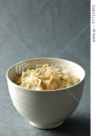 炊き込みご飯 57715901