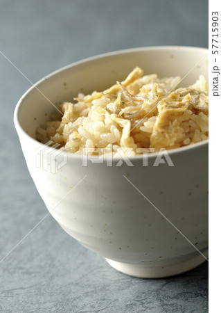 炊き込みご飯 57715903