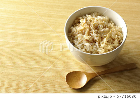 炊き込みご飯 57716030