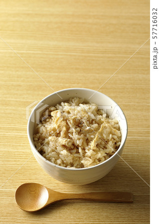 炊き込みご飯 57716032