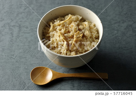炊き込みご飯 57716045