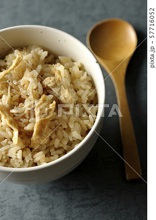 炊き込みご飯 57716052