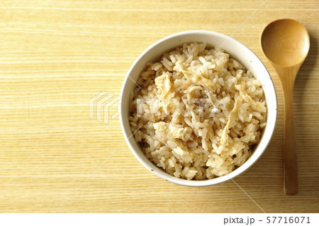 炊き込みご飯 57716071