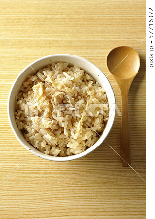 炊き込みご飯 57716072
