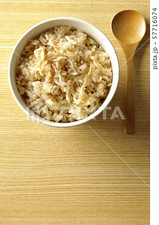 炊き込みご飯 57716074