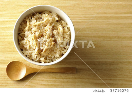 炊き込みご飯 57716076