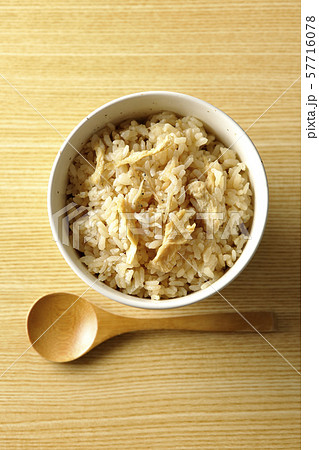 炊き込みご飯 57716078