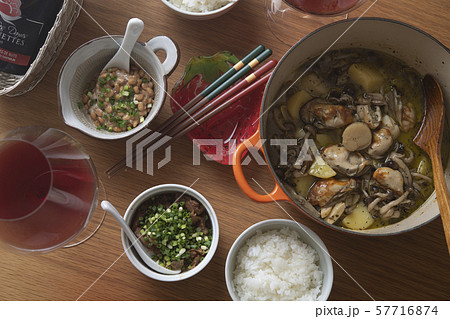 ホタテと牡蠣のアヒージョと赤ワインの食卓 57716874