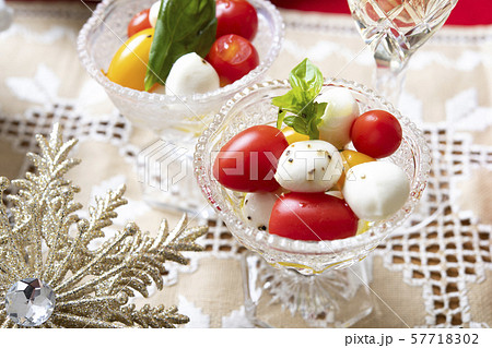 トマトとモッツァレラチーズのカプレーゼ 57718302