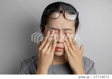 Women wear glasses and suffer from eye pain 57719073