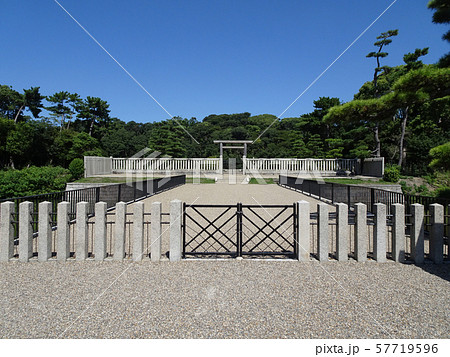 百舌鳥・古市古墳群 仁徳天皇陵古墳 前方後円墳 拝所 57719596