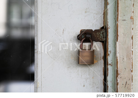 カギ 扉 カギ 扉 57719920