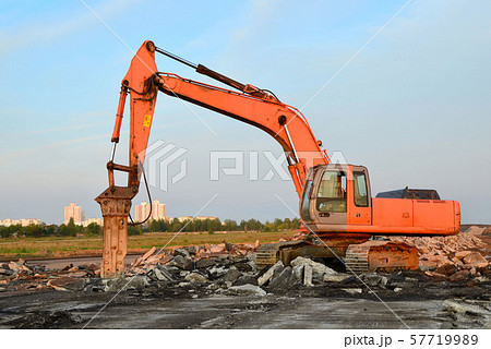 Crawler excavator with hydraulic hammer for the destruction of concrete and hard rock Crawler excavator with hydraulic hammer for the destruction of concrete and hard rock 57719989