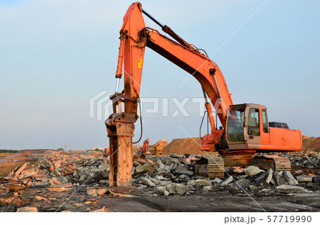 Crawler excavator with hydraulic hammer for the destruction of concrete and hard rock  57719990