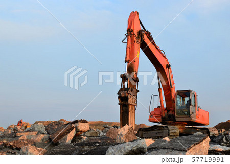 Crawler excavator with hydraulic hammer for the destruction of concrete and hard rock Crawler excavator with hydraulic hammer for the destruction of concrete and hard rock 57719991