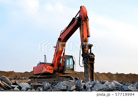 Crawler excavator with hydraulic hammer for the destruction of concrete and hard rock  57719994