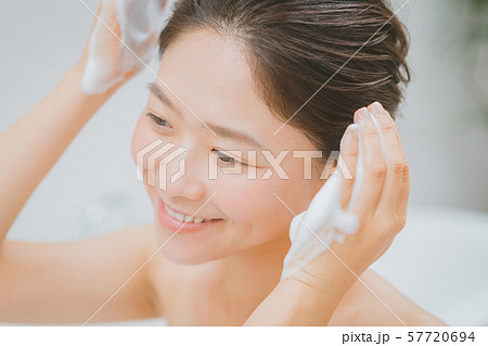 a thirty-something woman 57720694