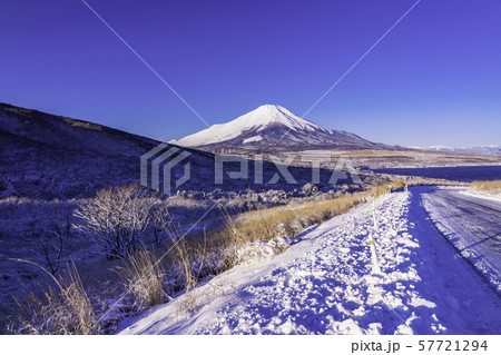 （山梨県）雪化粧した山中湖パノラマ台付近から望む富士山 57721294