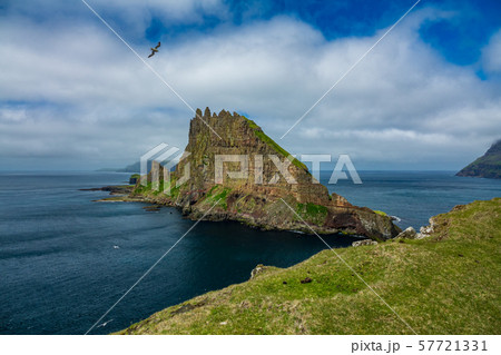 Amazing profile view of Tindholmur vertical cliff, Faroe Islands Amazing profile view of Tindholmur vertical cliff, Faroe Islands 57721331