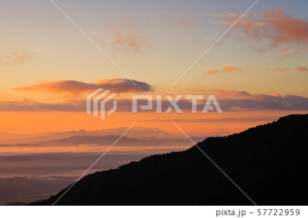 北アルプス・新越山荘の夜明け （八ヶ岳・富士山を望む） 57722959