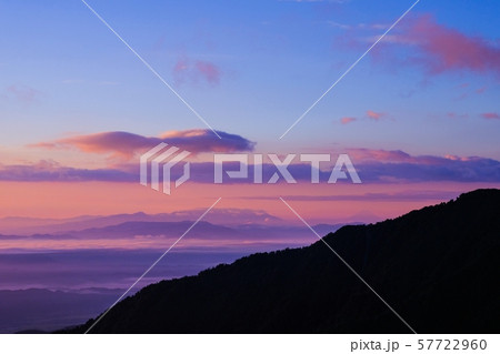 北アルプス・新越山荘の夜明け （八ヶ岳・富士山を望む） 57722960