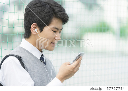 スマートフォンを操作する男の子 イヤホン 中学生 高校生 スマートフォンを操作する男の子 イヤホン 中学生 高校生 57727754