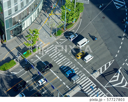 大阪梅田 午後4時の梅田新道交差点 大阪梅田 午後4時の梅田新道交差点 57727803