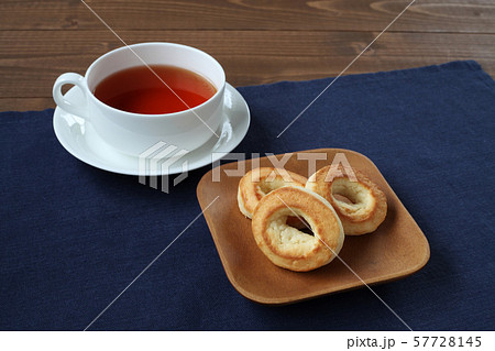 お皿にのせた スコーン ビスケット 紅茶 ティータイム テーブル お皿にのせた スコーン ビスケット 紅茶 ティータイム テーブル 57728145