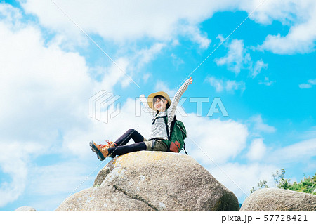 登頂した若い女性 57728421