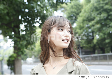 振り向く女性 57728935