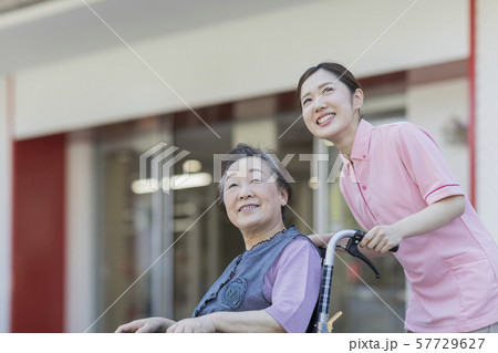シニア女性 介護士 57729627
