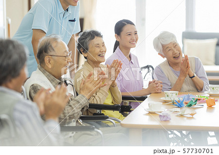 介護施設 シニア 介護士 57730701