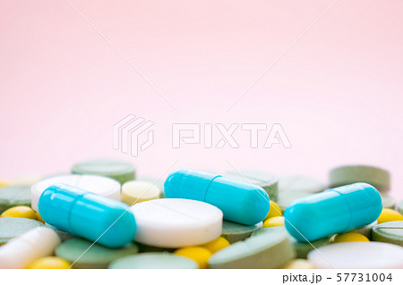 Opioid Pills. Opioid epidemic and drug abuse 57731004