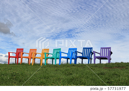 虹色のチェア 57731977