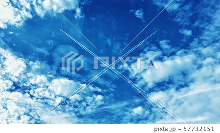 青い空と抽象的な飛行機雲のイラスト素材