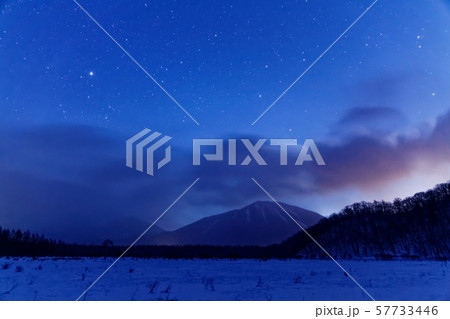 厳冬の奥日光・小田代ヶ原から見る星空と男体山 厳冬の奥日光・小田代ヶ原から見る星空と男体山 57733446