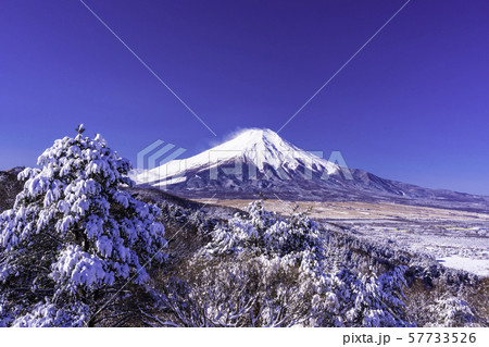 （山梨県）雪化粧した二十曲峠から望む富士山 57733526