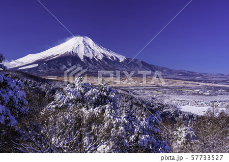 （山梨県）雪化粧した二十曲峠から望む富士山 57733527