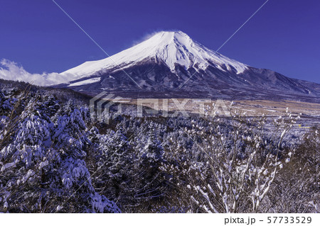 (山梨県)雪化粧した二十曲峠から望む富士山 (山梨県)雪化粧した二十曲峠から望む富士山 57733529