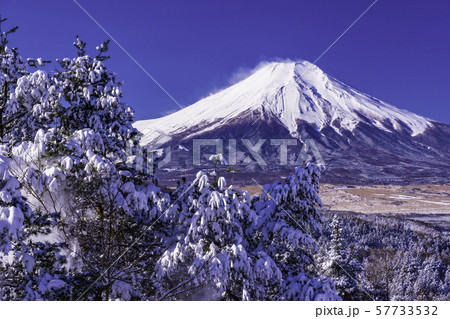 (山梨県)雪化粧した二十曲峠から望む富士山 (山梨県)雪化粧した二十曲峠から望む富士山 57733532