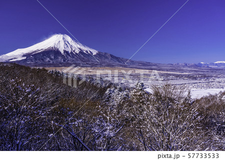 (山梨県)雪化粧した二十曲峠から望む富士山 (山梨県)雪化粧した二十曲峠から望む富士山 57733533
