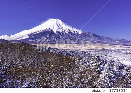 (山梨県)雪化粧した二十曲峠から望む富士山 (山梨県)雪化粧した二十曲峠から望む富士山 57733534