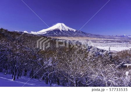 (山梨県)雪化粧した二十曲峠から望む富士山 (山梨県)雪化粧した二十曲峠から望む富士山 57733535